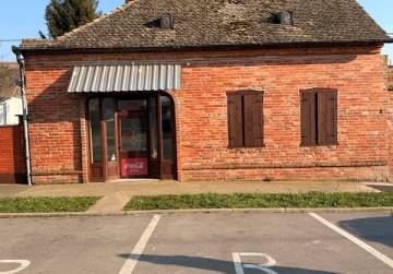 Kuća sa poslovnim prostorom u centru Viškovaca!