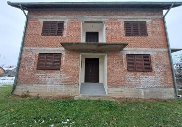 Kuća 218 m² u mirnom naselju, okućnica 894 m², Kruševica