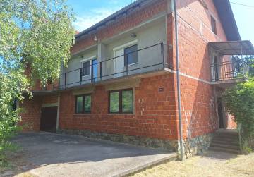 Prostrana nekretnina s poslovnim prostorom i zemljištem [Orahovica]