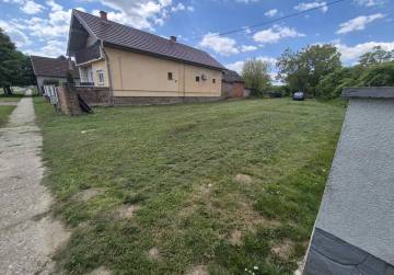 GRAĐEVINSKO ZEMLJIŠTE I ORANICA  (2565 m2)  - MARIJANCI