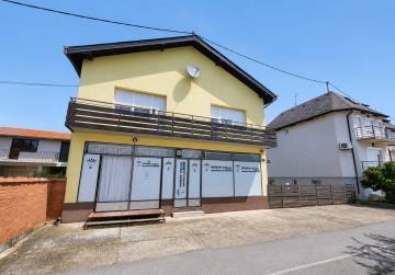 Stambeno-poslovna kuća s velikom okućnicom i voćnjakom [ Đakovo ]