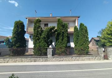 Prostrana obiteljska katnica s 8 soba, garažom i gospodarskim zgradama u okolici Osijeka, Osijek, Hrvatska