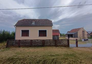 Useljiva kuća s podrumom, ljetnom kuhinjom i uređenim dijelom krova [DONJE BAZIJE], Slatina, Hrvatska