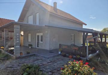 OBITELJSKA KUĆA  1925 m² [PRIVLAKA]