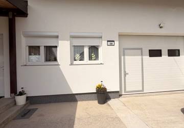 Lijepa obiteljska kuća s terasom [Vinkovci], Vinkovci, Hrvatska