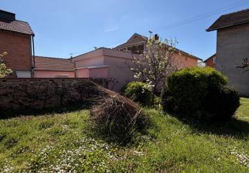 Kuća katnica s prostranim dvorištem [Vinkovci], Vinkovci, Kroatien