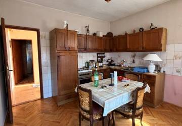 Kuća katnica s prostranim dvorištem [Vinkovci], Vinkovci, Kroatien