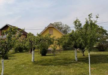 Vikendica s prekrasnim voćnjakom i građevinskom parcelom [Pisak], Đakovo, Kroatien
