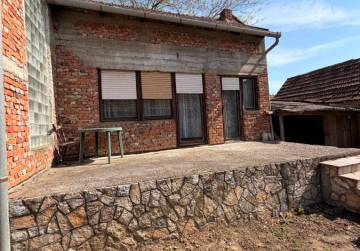 Kuća s prostranom okućnicom [Kuševac], Đakovo, Croatia