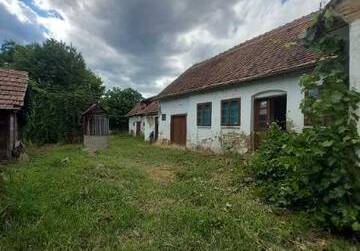 GRAĐEVINSKO ZEMLJIŠTE SA POSTOJEĆOM KUĆOM (POTPUNA ADAPTACIJA ) 1345,10 m2, Slatina, Kroatien