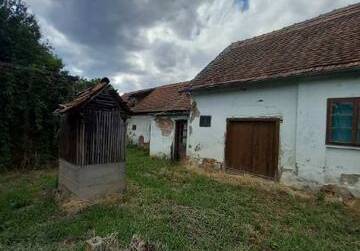 GRAĐEVINSKO ZEMLJIŠTE SA POSTOJEĆOM KUĆOM (POTPUNA ADAPTACIJA ) 1345,10 m2, Slatina, Kroatien