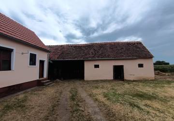 Useljiva kuća s podrumom, ljetnom kuhinjom i uređenim dijelom krova [DONJE BAZIJE], Slatina, Hrvatska
