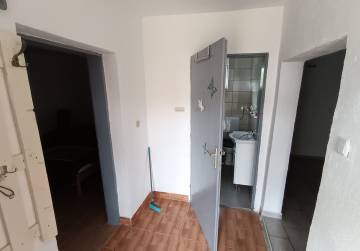 Useljiva kuća s podrumom, ljetnom kuhinjom i uređenim dijelom krova [DONJE BAZIJE], Slatina, Hrvatska