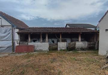 Useljiva kuća s podrumom, ljetnom kuhinjom i uređenim dijelom krova [DONJE BAZIJE], Slatina, Hrvatska