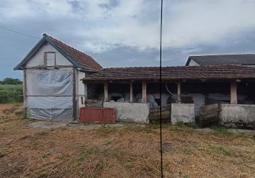 Useljiva kuća s podrumom, ljetnom kuhinjom i uređenim dijelom krova [DONJE BAZIJE], Slatina, Hrvatska