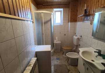 Prostrana obiteljska katnica s 8 soba, garažom i gospodarskim zgradama u okolici Osijeka, Osijek, Hrvatska