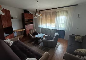 Prostrana obiteljska katnica s 8 soba, garažom i gospodarskim zgradama u okolici Osijeka, Osijek, Hrvatska