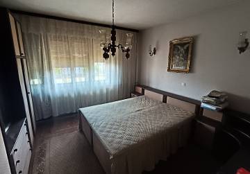 Prostrana obiteljska katnica s 8 soba, garažom i gospodarskim zgradama u okolici Osijeka, Osijek, Hrvatska