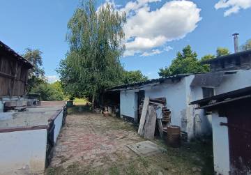 Prostrana obiteljska katnica s 8 soba, garažom i gospodarskim zgradama u okolici Osijeka, Osijek, Hrvatska