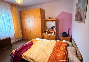 Obiteljska kuća s velikom okućnicom i pomoćnim objektima [Dopsin], Osijek, Hrvatska