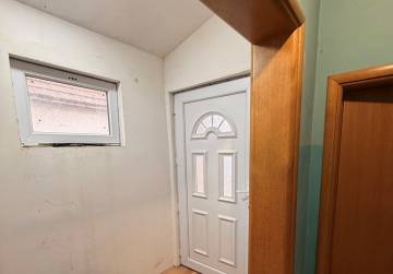 Obiteljska kuća s velikom okućnicom i pomoćnim objektima [Dopsin], Osijek, Hrvatska