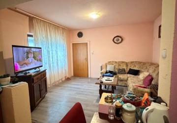 Obiteljska kuća s velikom okućnicom i pomoćnim objektima [Dopsin], Osijek, Hrvatska