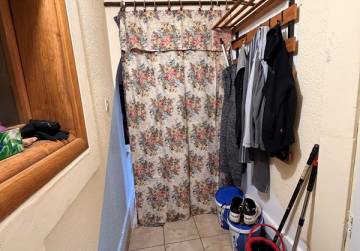 Obiteljska kuća s velikom okućnicom i pomoćnim objektima [Dopsin], Osijek, Hrvatska