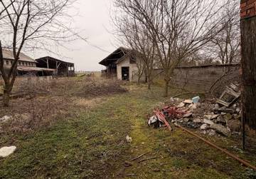 Obiteljska kuća s velikom okućnicom i pomoćnim objektima [Dopsin], Osijek, Hrvatska