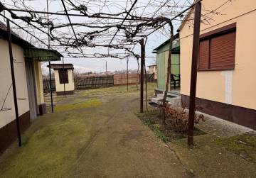 Obiteljska kuća s većom okućnicom [Viškovci], Viškovci, Hrvatska