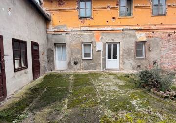 Investicijska prilika - dvostrana parcela s objektom [Korzo/Đakovo], Đakovo, Хорватия