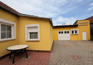 Obiteljska kuća s oranicom [Đakovo], Đakovo, Хорватия