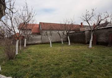 Obiteljska kuća s oranicom [Đakovo], Đakovo, Хорватия