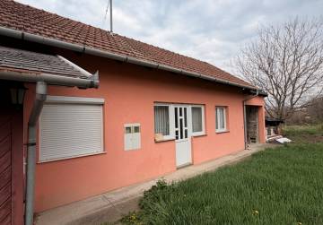 Obiteljska kuća na mirnoj lokaciji [Satnica Đakovačka], Satnica Đakovačka, Croatia